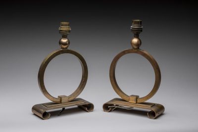 paire de bougeoirs anciens en laiton reposant sur des socles en bois