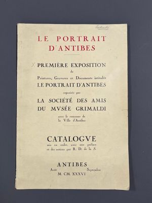 un vieux livre portant des inscriptions en français, posé sur une table