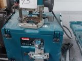 une machine posée par terre à côté d'autres outils