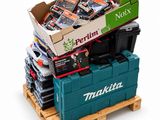 une boîte de piles posée sur une palette, contenant elle-même une boîte de piles