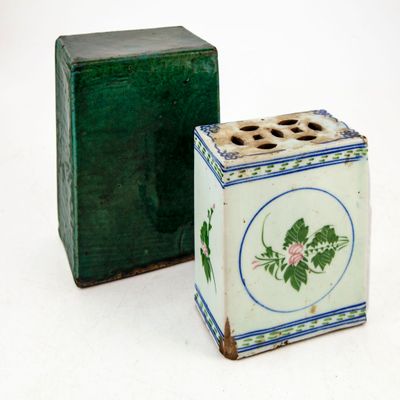 deux vases verts et bleus placés l'un à côté de l'autre