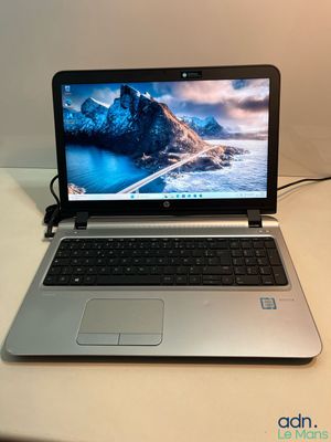 un ordinateur portable posé sur une table