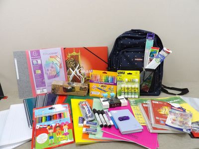 de nombreuses fournitures scolaires disposées sur une table