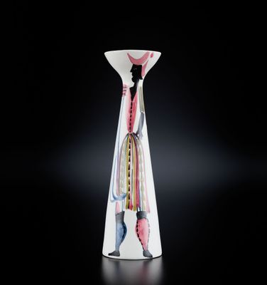 un vase blanc orné d'un motif rose et jaune