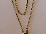 collier plaqué or avec un pendentif en pierre verte sur une chaîne