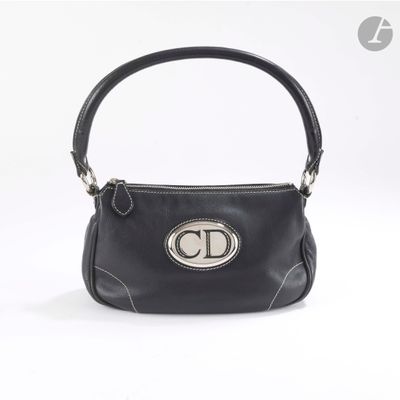 sac à main en cuir noir avec un logo monogrammé sur le devant