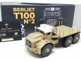 un camion miniature posé devant une boîte
