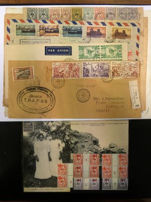 la photo d'une image représentant deux personnes sur une carte postale