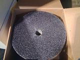 une boîte contenant un disque, posée sur une table