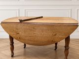 une table ovale en chêne à abattants, avec des pieds tournés