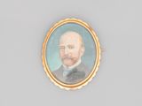 un portrait ancien représentant un homme en costume et nœud papillon