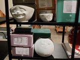 une étagère sur laquelle sont disposés de nombreux objets variés