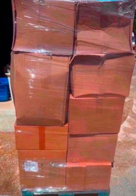 une grande pile de cartons posée sur une palette
