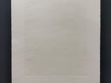 une feuille de papier blanche accrochée à un mur noir