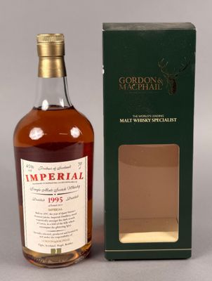 une bouteille vide de whisky Imperial à côté d'une boîte