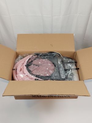 une boîte en carton contenant une chemise rose