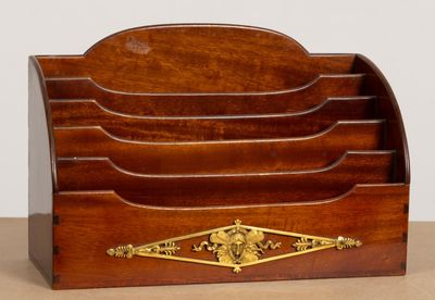 un porte-revues en bois orné d'une décoration en laiton