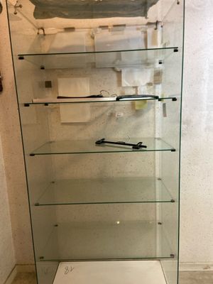 une vitrine en verre dans un coin de la salle de bains