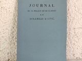 la couverture d'un cahier bleu sur laquelle figure une inscription en noir