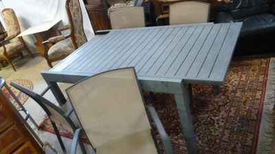 une table et des chaises dans un salon avec un tapis
