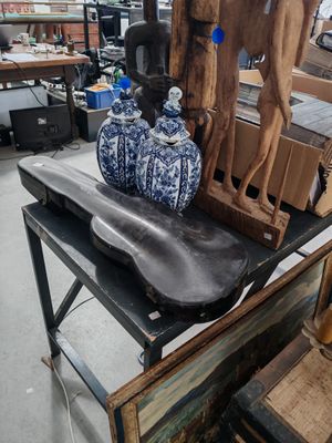 une table sur laquelle se trouvent deux vases et une statue de cheval