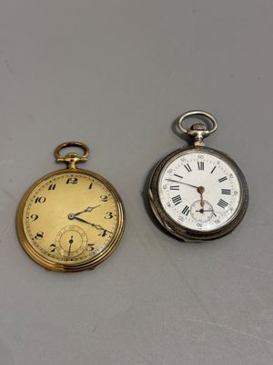 deux types différents de montres de poche posées sur une table