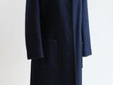 une image d'un manteau sur un support de mannequin