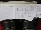 un bout de papier posé sur une paire de bottes