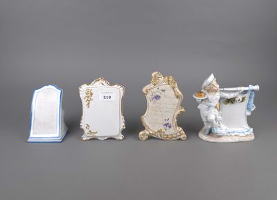 trois figurines miniatures de formes et de tailles différentes posées sur une surface grise