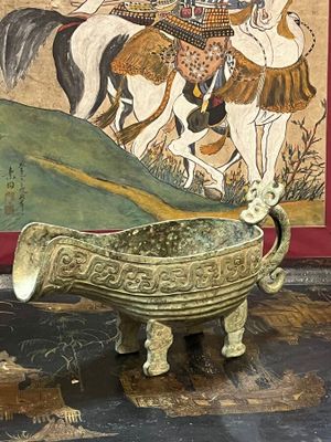 Verseuse en bronze de style archaïque en bronze, l'anse orné…