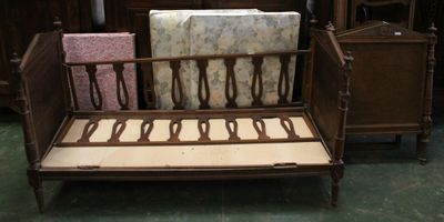 Deux lits d'enfant. Style Directoire (manques)