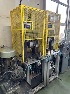 une machine qui se trouve à l'intérieur d'un bâtiment
