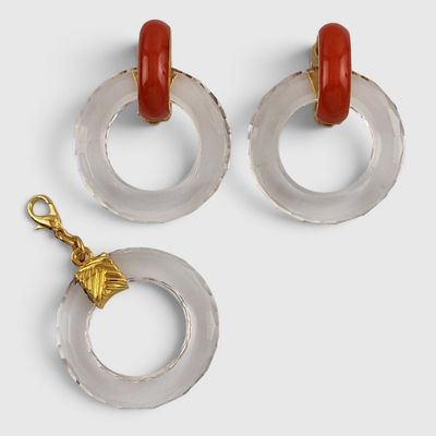 deux paires de boucles d'oreilles en acrylique rouge et transparent, ornées de touches dorées