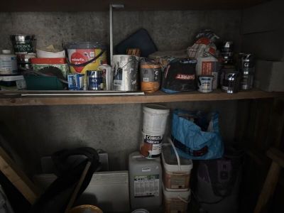 une étagère sur laquelle sont posés de nombreux objets dans une pièce