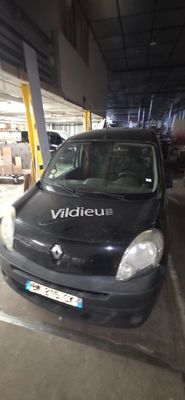 une voiture garée dans un parking couvert