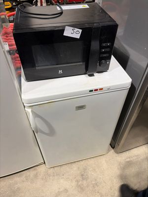 un four à micro-ondes et un réfrigérateur dans un magasin