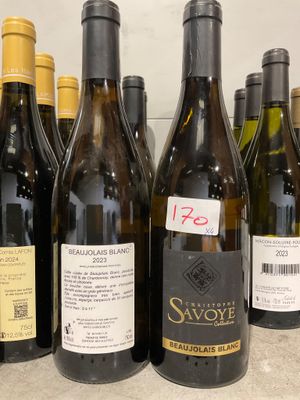 plusieurs bouteilles de vin sont alignées sur un comptoir