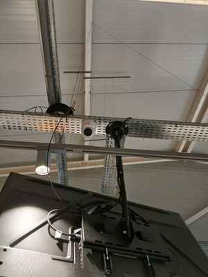 un téléviseur fixé au plafond d'un immeuble