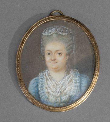 portrait d'une femme en robe bleue avec un ruban
