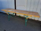 une table posée à même le sol, à l'extérieur