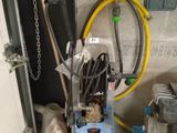 une machine bleue qui se trouve dans un garage