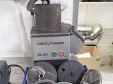 une machine posée sur le comptoir d'une cuisine