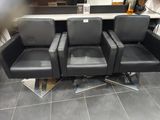 trois chaises noires posées sur un sol carrelé