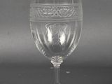 un verre à vin posé sur une table