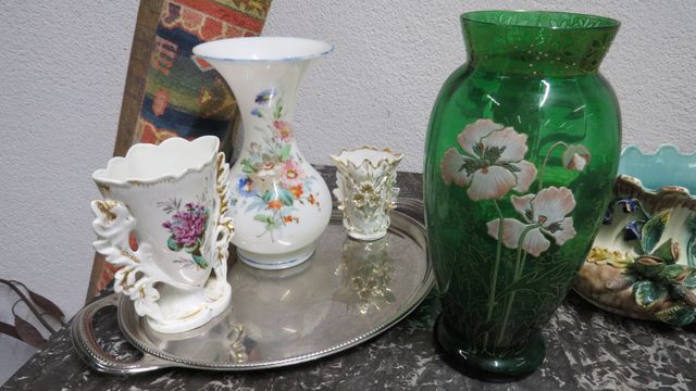 Lot de vases : 2 vases cornet en porcelaine, un vase en verre éma...