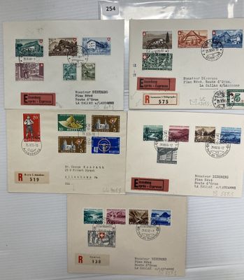 Plusieurs types de timbres sont présentés sur un fond blanc