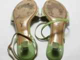 une paire de chaussures vertes pour femme posées sur une surface blanche