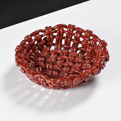 un panier rouge posé sur une table