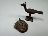 une image représentant un oiseau et un masque sur un fond blanc