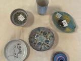 une table sur laquelle sont posées de nombreuses assiettes et tasses